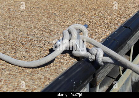 Nahaufnahme von Seil Knoten am Dock klampe gebunden Stockfoto