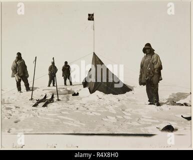 Die britische Polar team Amundsens Zelt am Südpol, 18. Januar 1912. Von links nach rechts: Scott; Oates; Wilson und Evans. Fotos von Mitgliedern des Polar Party von Henry Robertson Bowers; 1911-1912. (Der Katalog Eintrag diese mit der Scott Tagebücher kombiniert. Vol. XIX). 1912. Fotos von der British Antarctic Expedition, 1910 - 1913. Quelle: Hinzufügen. 51402, f 3. Stockfoto