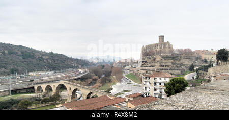 Eine Landschaft von romanischen und gotischen Stiftskirche Basilika der heiligen Maria (Basílica de Santa María de la Aurora) in Manresa, Katalonien, Spanien Stockfoto