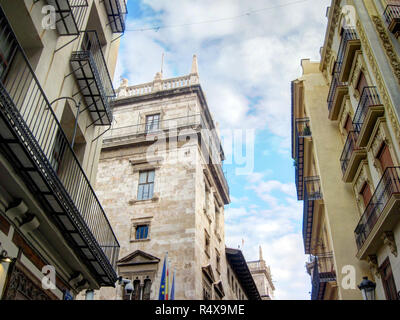 Eine Landschaft der historischen Valencin Gemeinschaft Palace (Palau de la Generalitat) gesehen von der Carrer dels Cavallers Gasse in Valencia, Spanien Stockfoto