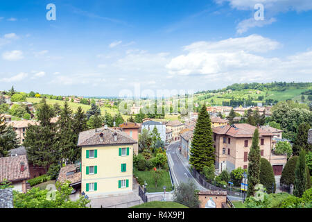 Castelvetro, Italien - 25 April 2017: Panoramablick auf Stadt im Castelvetro, Italien. Castelvetro ist für seine 6 medial Türme bekannt und ist ein renommierter Cen Stockfoto