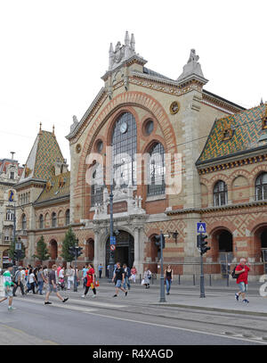 BUDAPEST, Ungarn - 13. Juli: Käufer vor der zentralen Markthalle in Budapest am 13. Juli 2015. Große Markthalle an Fovam Platz mit Menschen und Stockfoto