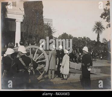 Foto von Lord Curzon Inspektion eine Kanone mit J.R. Dunlop Smith und der Maharadscha von Patiala, in Patiala. Indien; Patiala; Punjab; Punjab (Indien); Nov 1903. Quelle: Foto 355/2/(106). Autor: Anon. Stockfoto