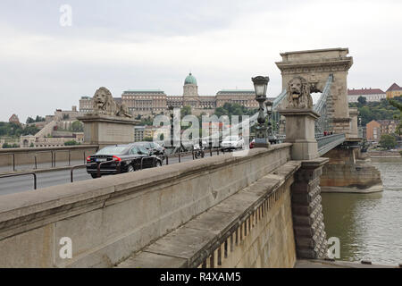 BUDAPEST, Ungarn - 13. Juli: Kettenbrücke in Budapest am 13. Juli 2015. Der szechenyi Hängebrücke, die Donau überspannt zwischen Buda und P Stockfoto
