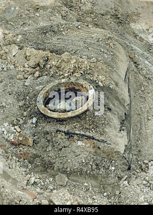 Alte Abwasserkanal deckt nach dem Austausch. Entwässerung Kanalisation Mannloch. Der Wiederaufbau der historischen Platz, neue Regenwasser in die Kanalisation. Stockfoto