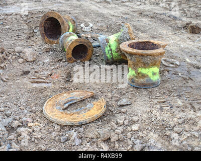 Alte Abwasserkanal deckt nach dem Austausch. Entwässerung Kanalisation Mannloch. Der Wiederaufbau der historischen Platz, neue Regenwasser in die Kanalisation. Stockfoto