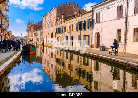 Comacchio vale Provinz Ferrara Emilia Romagna Region Radfahren in Italien blauen Himmel über Kanal Stockfoto