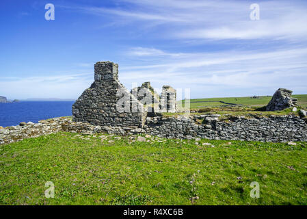 Crofter's Haus am Strand auf Strandburgh Ness/Strandibrough auf der Insel Fetlar, Shetlandinseln, Schottland, Großbritannien ruiniert Stockfoto