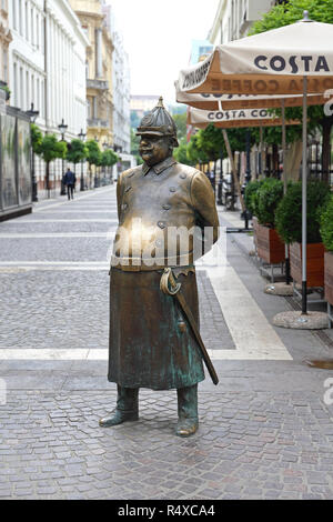BUDAPEST, Ungarn - 13. Juli: Das Fett Polizist Statue in Budapest am 13. Juli 2015. Das Fett Polizist mit großen Messing Bauch Denkmal an Zrinyi Straße i Stockfoto