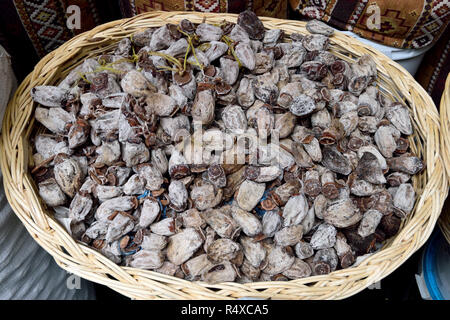 Korb von Früchte getrocknet Kakipflaume (diospyros Kaki) in Trabzon, Türkei. Stockfoto