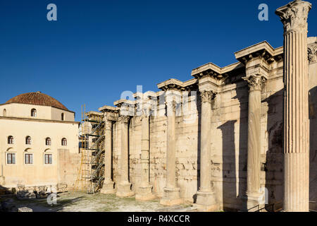 Athen. Griechenland. Bleibt der westlichen Wand von Hadrian's Bibliothek, von den römischen Kaiser Hadrian in ANZEIGE 132 erstellt und die Tzistarakis Moschee (1759, links), kein Stockfoto