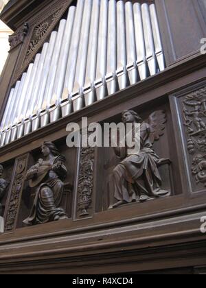 Die musikalische Orgel mit Rohre aus rostfreiem Stahl und Holz- heiligen Basreliefs, die Engel in der Saint Mary's Kathedrale, Valencia, Spanien Stockfoto