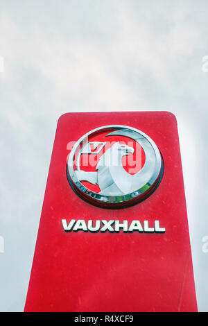 Externe Vauxhall Auto Händler melden oder Logo auf dem Vorplatz, gegen den blauen Himmel UK isoliert Stockfoto