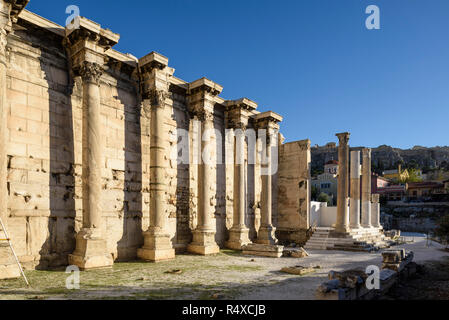 Athen. Griechenland. Bleibt der westlichen Wand von Hadrian's Bibliothek, von den römischen Kaiser Hadrian in ANZEIGE 132 erstellt, der Acroplois im Hintergrund sichtbar. Stockfoto