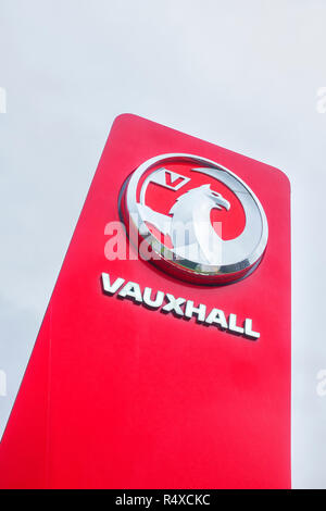 Externe Vauxhall Auto Händler melden oder Logo auf dem Vorplatz, gegen den blauen Himmel UK isoliert Stockfoto