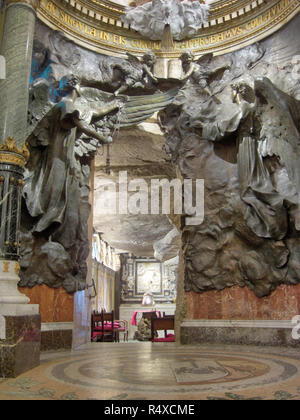 Der Eingang zur Höhle des Heiligen Ignatius, mit weißem Marmor niedrige Entlastung in der Stiftskirche Basilika der Heiligen Maria in Manresa, Katalonien, Spanien Stockfoto