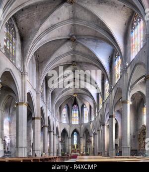 Das hauptschiff in der romanischen und gotischen Stiftskirche Basilika der heiligen Maria (Basílica de Santa María de la Aurora) in Manresa, Katalonien, Spanien Stockfoto