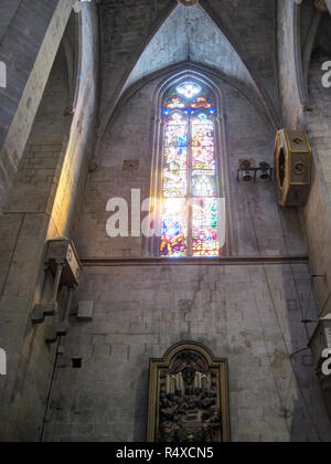 Glasfenster in der romanischen und gotischen Stiftskirche Basilika der heiligen Maria (Basílica de Santa María de la Aurora) in Manresa, Katalonien, Spanien Stockfoto