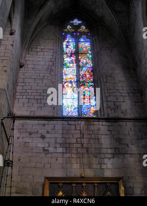 Glasfenster in der romanischen und gotischen Stiftskirche Basilika der heiligen Maria (Basílica de Santa María de la Aurora) in Manresa, Katalonien, Spanien Stockfoto