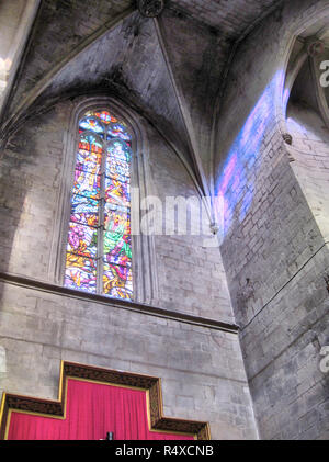 Glasfenster in der romanischen und gotischen Stiftskirche Basilika der heiligen Maria (Basílica de Santa María de la Aurora) in Manresa, Katalonien, Spanien Stockfoto