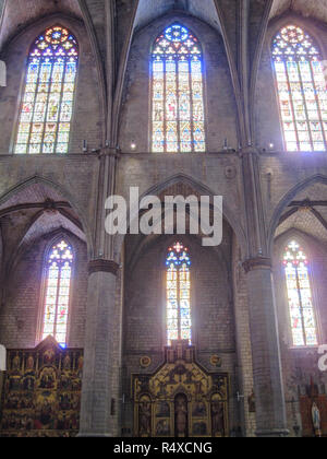 Glasfenster im romanischen und gotischen Stiftskirche Basilika der heiligen Maria (Basílica de Santa María de la Aurora) in Manresa, Katalonien, Spanien Stockfoto