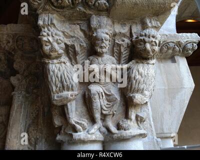 Die romanische Kapitelle mit Mensch und Tier Bilder im inneren Kreuzgang der Kathedrale der Heiligen Maria in Tudela, Region Aragon, Spanien Stockfoto