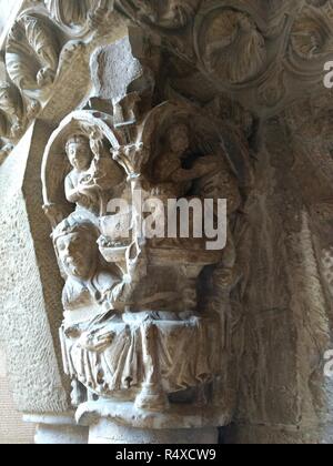 Die romanische Kapitelle mit Mensch und Tier Bilder im inneren Kreuzgang der Kathedrale der Heiligen Maria in Tudela, Region Aragon, Spanien Stockfoto