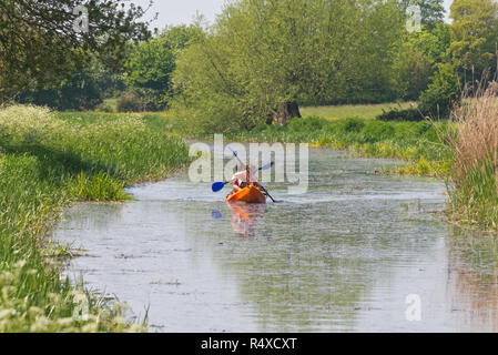 Ein Kanu auf dem Weg entlang der Bridgwater und Taunton Canal am Stadtrand von Creech St Michael, Somerset an einem strahlenden Frühlingstag. Stockfoto