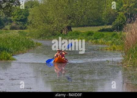 Ein Kanu auf dem Weg entlang der Bridgwater und Taunton Canal am Stadtrand von Creech St Michael, Somerset an einem strahlenden Frühlingstag. Stockfoto