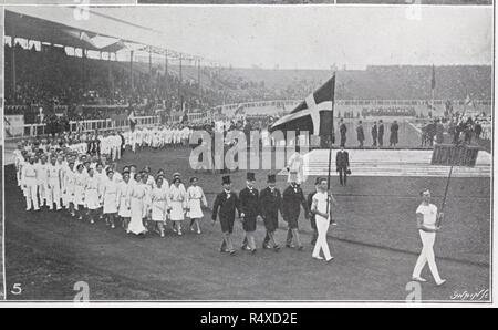 Parade der Athleten im Stadion. - Dänische Abschnitt. Illustrierte Sport & dramatische Nachrichten. Juli 1908 18. Foto aus einer Zeitung auf die Olympischen Spiele 1908 in London. Quelle: Illustrierte Sport & dramatische Nachrichten, Seite 803 ausführlich beschrieben. Sprache: Englisch. Stockfoto