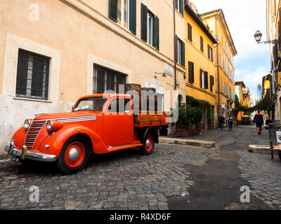 Alten roten Fiat Lkw in Trastevere - Rom, Italien Stockfoto