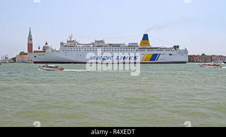 Venedig, Italien - 10. Juli: Anek Lines Fähre in Venedig am 10. Juli 2011. Große Fähre Lefka Ori durch die Lagune in Venedig, Italien. Stockfoto