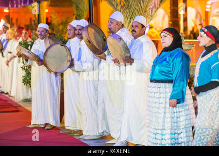 26-02-15, Marrakesch, Marokko. Touristische Unterhaltung im Chez Ali Fantasia zeigen. Die Gäste werden durch die Lieder und Tänze der Folkloregruppen unterhalten, ein. Stockfoto