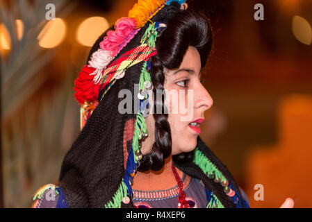 26-02-15, Marrakesch, Marokko. Touristische Unterhaltung im Chez Ali Fantasia zeigen. Die Gäste werden durch die Lieder und Tänze der Folkloregruppen unterhalten, ein. Stockfoto