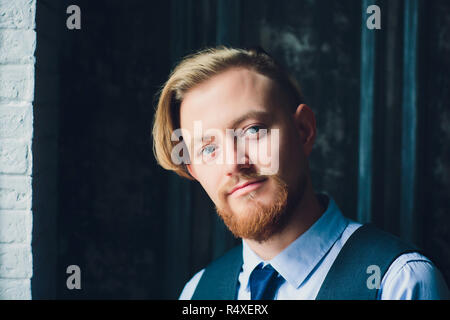 Porträt der blonde Junge Mann mit ungewöhnlichen Erscheinungsbild trägt weiße T-Shirt. Stockfoto