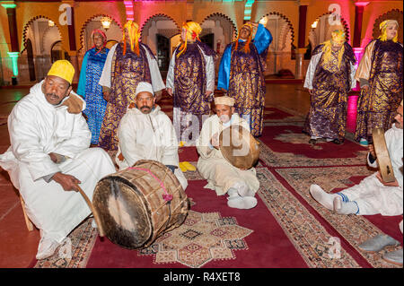 26-02-15, Marrakesch, Marokko. Touristische Unterhaltung im Chez Ali Fantasia zeigen. Die Gäste werden durch die Lieder und Tänze der Folkloregruppen unterhalten, ein. Stockfoto