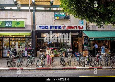 Tel Aviv, Israel - 26 Okt 2018 - Tel Aviv ansässige ihr Fahrrad erhalten vor einem lokalen Händler in der Innenstadt von Tel Aviv, Israel Stockfoto