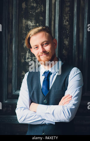 Porträt der blonde Junge Mann mit ungewöhnlichen Erscheinungsbild trägt weiße T-Shirt. Stockfoto