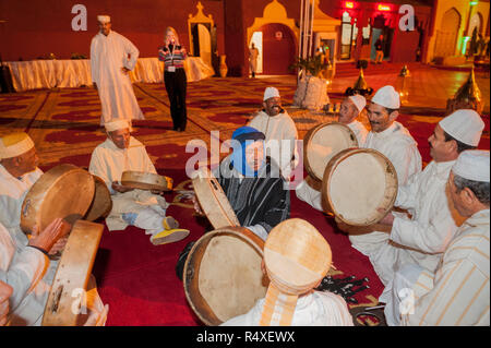 26-02-15, Marrakesch, Marokko. Touristische Unterhaltung im Chez Ali Fantasia zeigen. Die Gäste werden durch die Lieder und Tänze der Folkloregruppen unterhalten, ein. Stockfoto