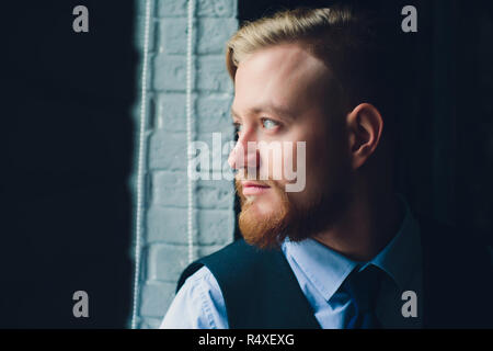 Porträt der blonde Junge Mann mit ungewöhnlichen Erscheinungsbild trägt weiße T-Shirt. Stockfoto