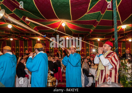 26-02-15, Marrakesch, Marokko. Touristische Unterhaltung im Chez Ali Fantasia zeigen. Die Gäste werden durch die Lieder und Tänze der Folkloregruppen unterhalten, ein. Stockfoto