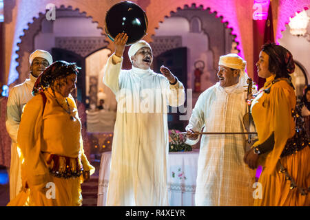 26-02-15, Marrakesch, Marokko. Touristische Unterhaltung im Chez Ali Fantasia zeigen. Die Gäste werden durch die Lieder und Tänze der Folkloregruppen unterhalten, ein. Stockfoto