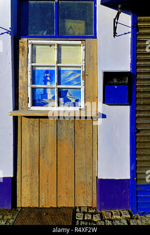 Alte hölzerne Tür in Weiß und Blau North Shields fisch Quay Stockfoto