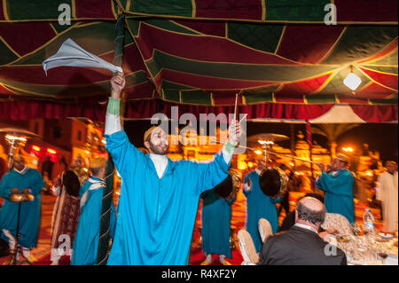 26-02-15, Marrakesch, Marokko. Touristische Unterhaltung im Chez Ali Fantasia zeigen. Die Gäste werden durch die Lieder und Tänze der Folkloregruppen unterhalten, ein. Stockfoto