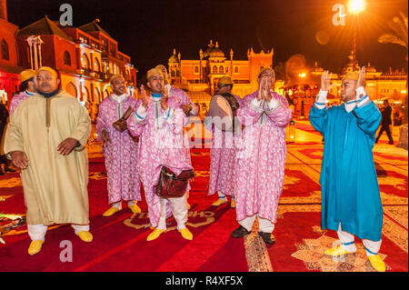 26-02-15, Marrakesch, Marokko. Touristische Unterhaltung im Chez Ali Fantasia zeigen. Die Gäste werden durch die Lieder und Tänze der Folkloregruppen unterhalten, ein. Stockfoto