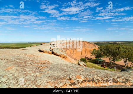 Pildappa Rock ist eine einzigartige rosa Inselberg befindet sich 15 Kilometer nordöstlich von Minnipa. Er entstand unter der Erde Stockfoto