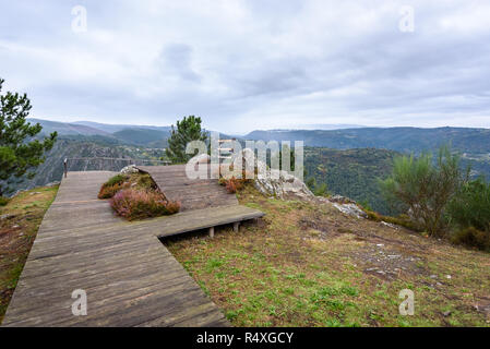 Suche Blick auf Canyon, das Tal und die Weinberge entlang des Flusses Sil. Aussichtspunkt Mirador do Duque über Fluss Sil, Canyon de Rio Sil, Ribeira Sacra, Lugo, Gali Stockfoto