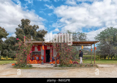 CITRUSDAL, SÜDAFRIKA, 22. AUGUST 2018: ein Bauernhof Stall, Verkauf von Zitrusfrüchten, in Citrusdal in der Western Cape Provinz. Menschen sind sichtbar Stockfoto