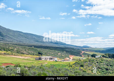 CLANWILLIAM, SÜDAFRIKA, 22. AUGUST 2018: eine Farm in der Nähe von Clanwilliam Szene in der Western Cape Provinz. Landwirtschaftliche Gebäude sichtbar sind Stockfoto