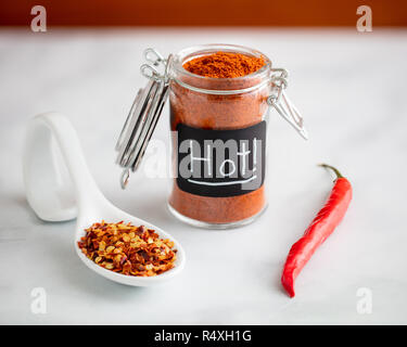 Rot Cayenne Pfeffer mit Boden Cayenne Pulver und rotem Pfeffer Flake auf weißem Marmor Hintergrund Stockfoto